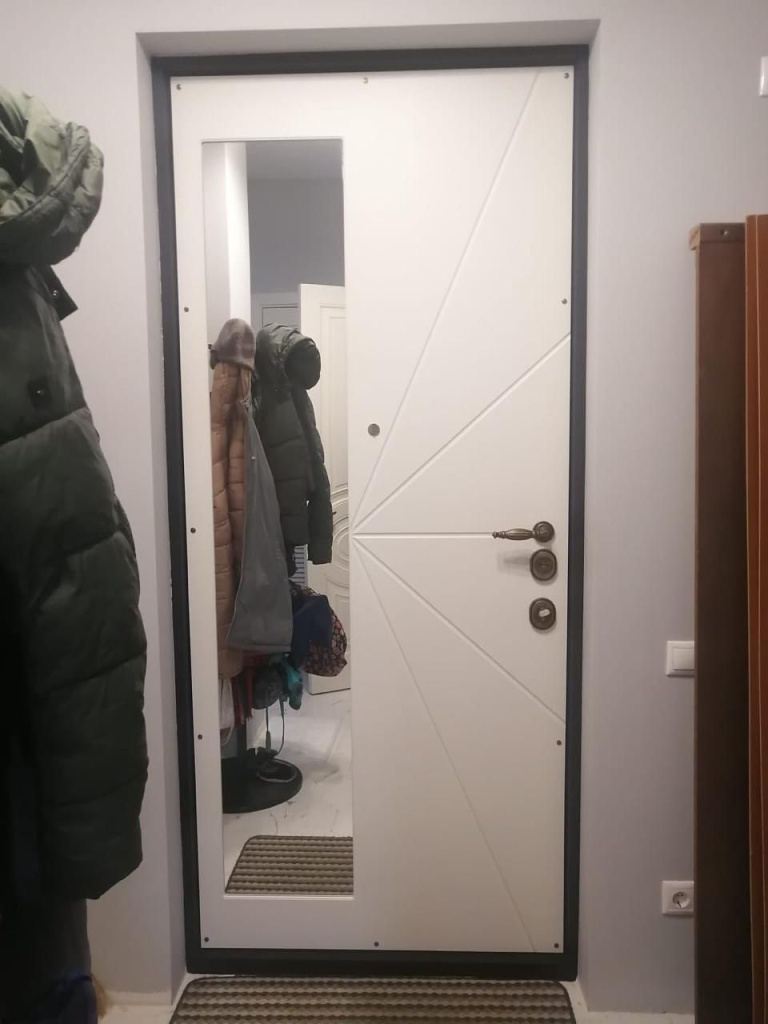 Панель на металлической двери